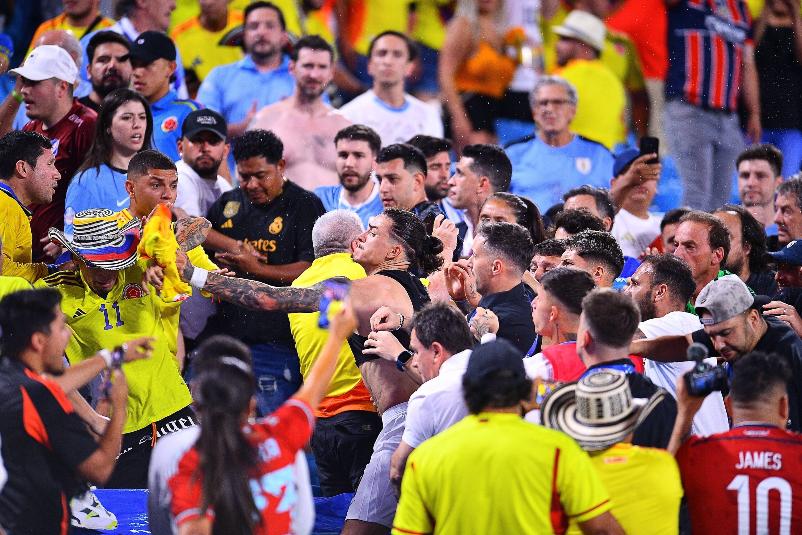 RECORD DATE NOT STATED Copa America USA 2024 Uruguay 0-1 Colombia - Semifinal Darwin Nunez of Uruguay fights with Fans o Aficion during the CONMEBOL Copa America 2024 Semi-final match between Uruguay and Colombia, at Bank of America Stadium, on July 10, 2024 in Charlotte, North Carolina, United States. CHARLOTTE NORTH CAROLINA UNITED STATES PUBLICATIONxNOTxINxMEXxCHNxRUS Copyright: xAdrianxMaciasx 20240710211542_CA_SF_2024_URU_COL_NUNEZ246