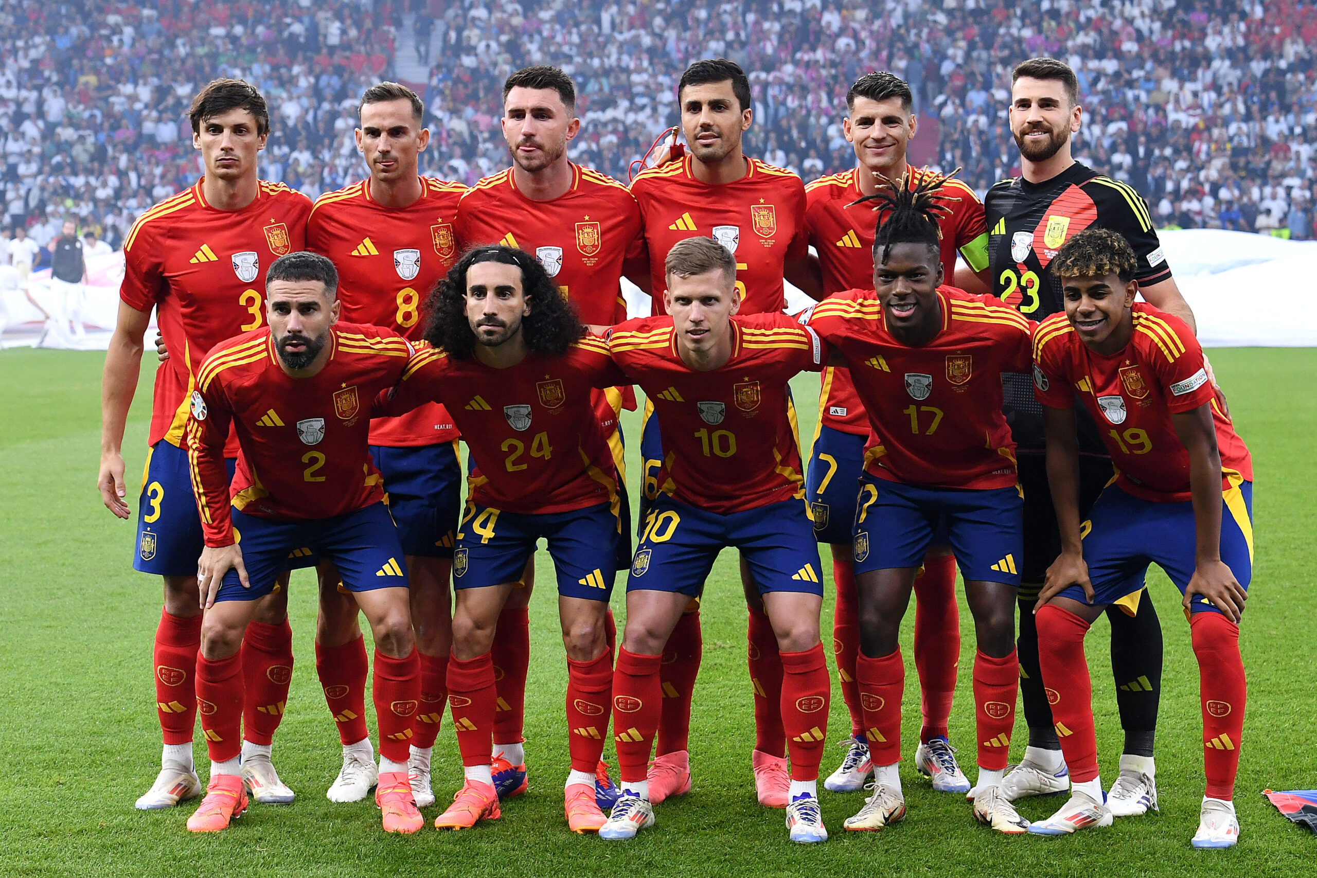 Fußball UEFA EURO, EM, Europameisterschaft,Fussball 2024 Finale Spanien - England am 14.07.2024 im Olympiastadion Berlin in Berlin Teamfoto / Mannschaftsfoto Spanien Obere Reihe v.l.n.r.: Robin Le Normand  Spanien , Fabian Ruiz  Spanien , Aymeric Laporte  Spanien , Rodri  Spanien , Alvaro Morata  Spanien , Unai Simon  Spanien  Untere Reihe v.l.n.r.: Dani Carvajal  Spanien , Marc Cucurella  Spanien , Dani Olmo  Spanien , Nico Williams  Spanien , Lamine Yamal  Spanien  *** Soccer UEFA EURO 2024 Final Spain England on 14 07 2024 at Olympiastadion Berlin in Berlin Team photo Team photo Spain Top row from l n r Robin Le Normand Spain , Fabian Ruiz Spain , Aymeric Laporte Spain , Rodri Spain , Alvaro Morata Spain , Unai Simon Spain Bottom row from l n r Dani Carvajal Spain , Marc Cucurella Spain , Dani Olmo Spain , Nico Williams Spain , Lamine Yamal Spain xRx