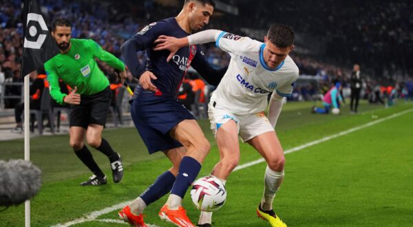 PSG's Achraf Hakimi, left, challenges Marseille's Quentin Merlin