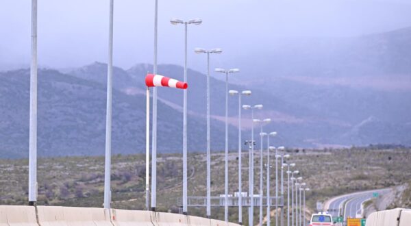 13.04.2021., Zadar - Na autocesti A1 vladaju zimsku uvjeti, te je promet otezan zbog snijega i vjetra. Photo: Dino Stanin/PIXSELL