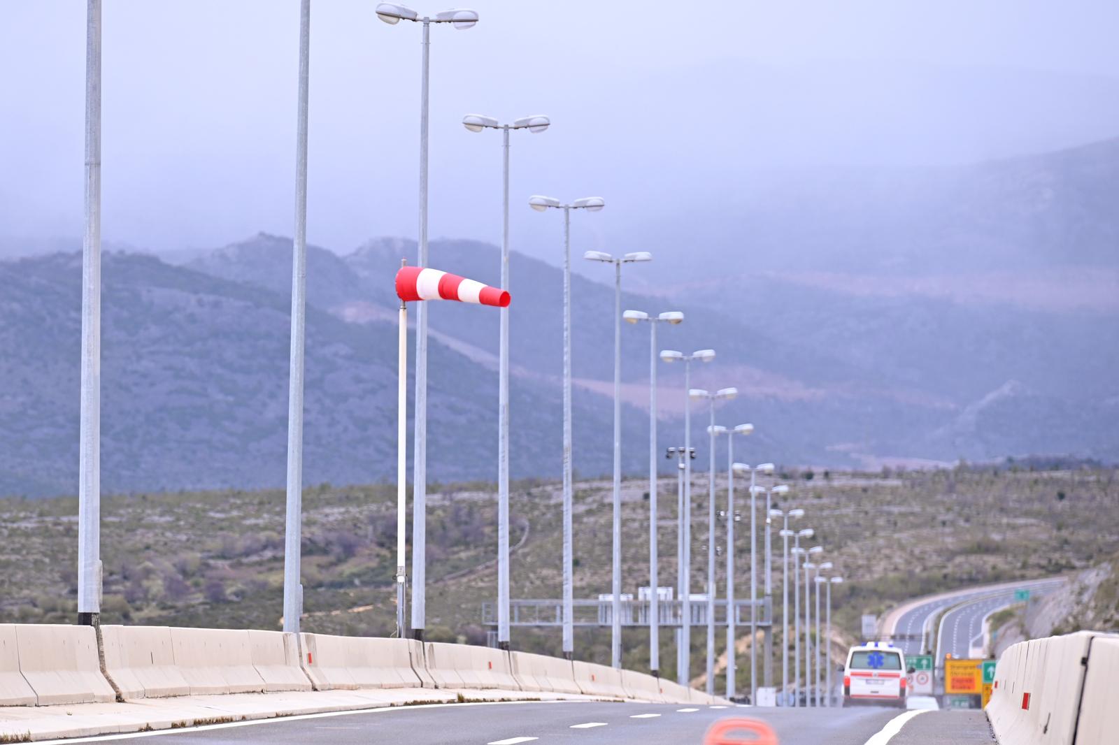 13.04.2021., Zadar - Na autocesti A1 vladaju zimsku uvjeti, te je promet otezan zbog snijega i vjetra. Photo: Dino Stanin/PIXSELL