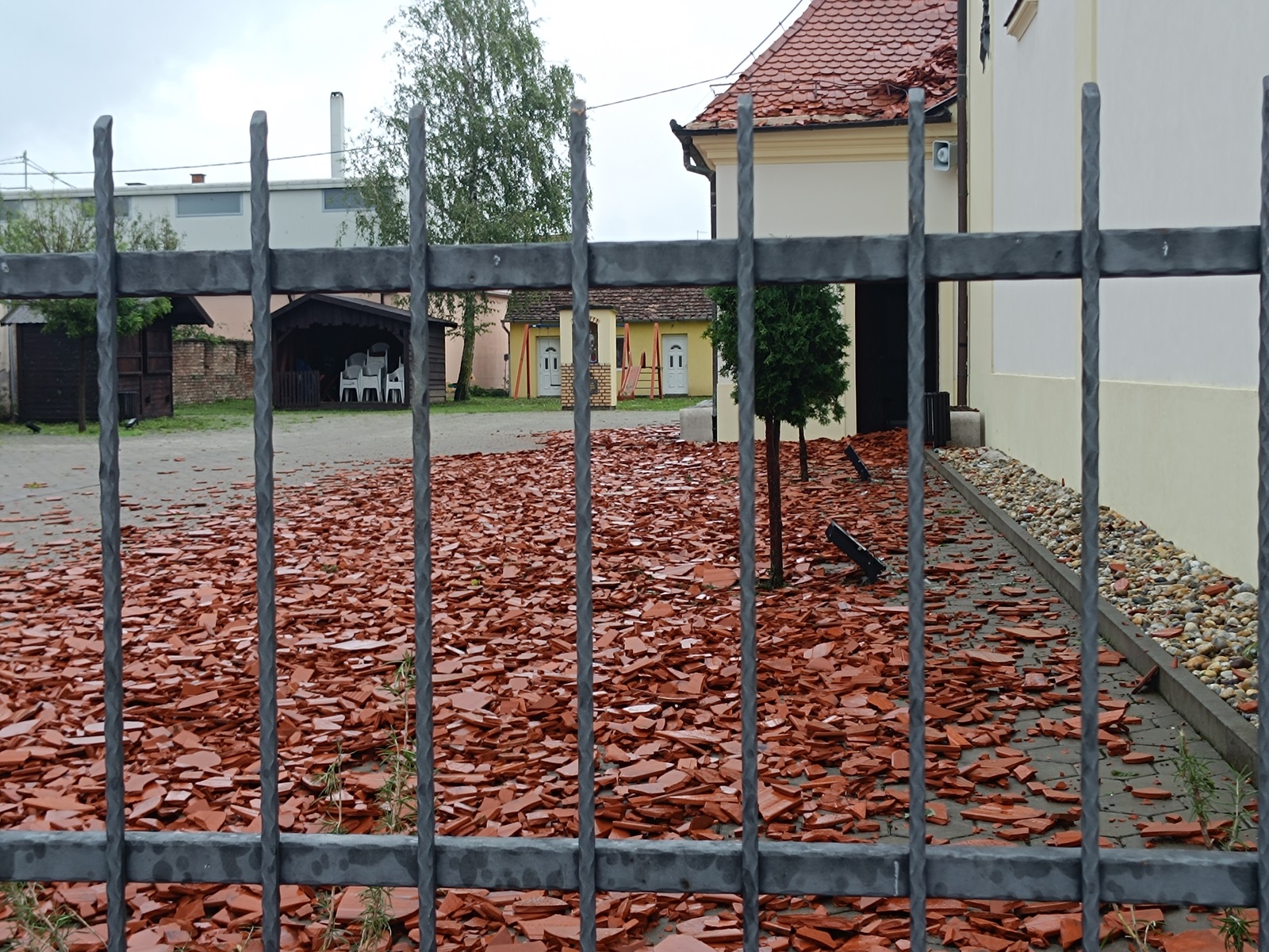 Bošnjaci, 02.07.2024. - Potpredsjednik Vlade i ministar poljoprivrede, šumarstva i ribarstva Josip Dabro će s Franjom Oreškovićem, zamjenikom župana koji obnaša dužnost župana Vukovarsko-srijemske županije i Ivanom Bosančićem, zastupnikom Hrvatskog Sabora posjetili nevremenom pogođene Bošnjake. foto HINA/ Željko DRAŽENOVIĆ/ tm