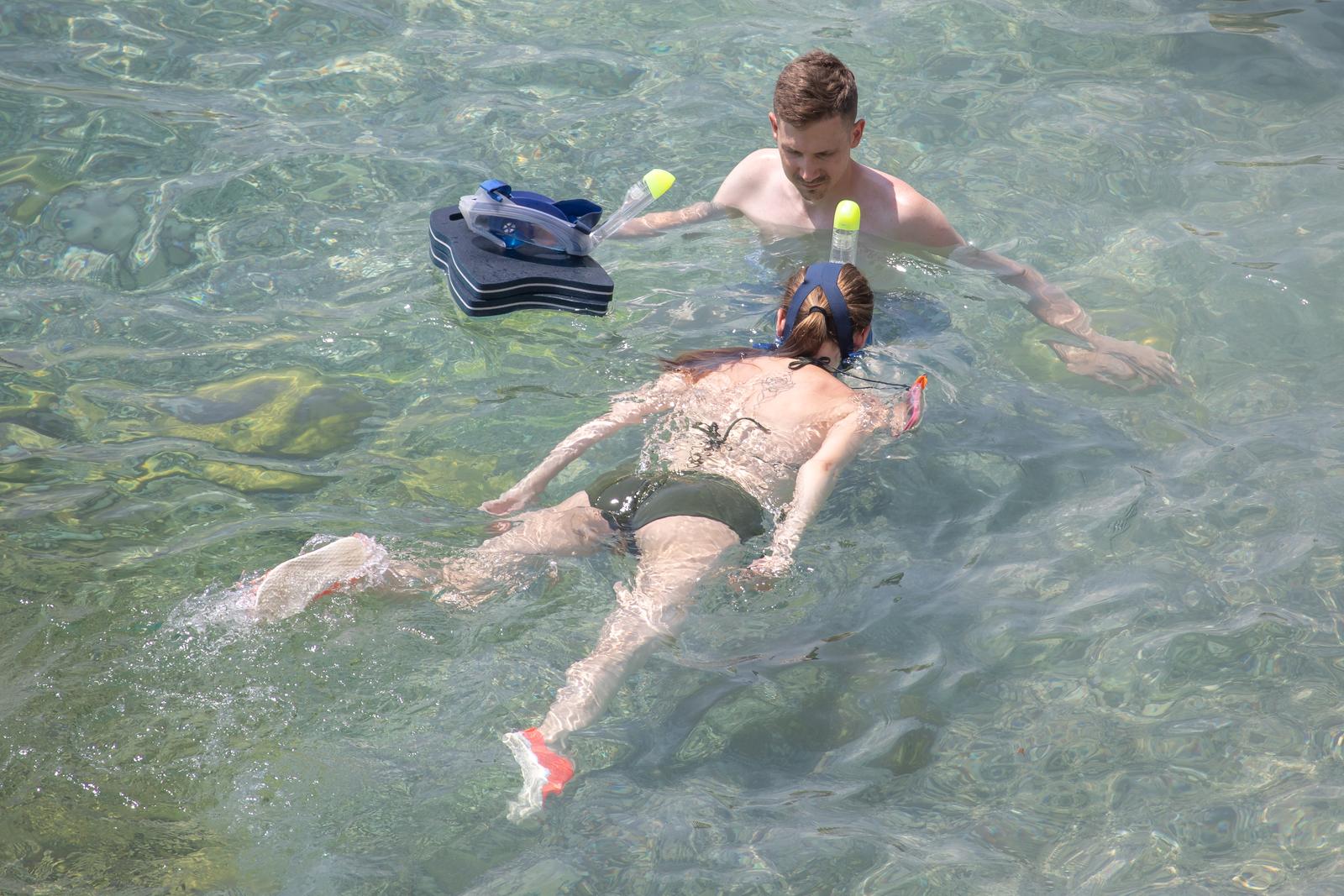 23.07.2024., Plaza Banje, Dubrovnik - More i kupanje najbolji je nacin za "spas" od sunca i vrucine. Photo: Grgo Jelavic/PIXSELL