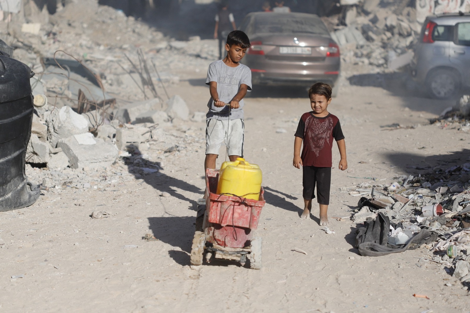 Palestinian people flee from the eastern areas of Khan Younis in southern Gaza Strip, on July 2, 2024. During the past 24 hours, the Israeli military killed 25 people and wounded 81 others, bringing the total Palestinian death toll in Gaza to 37,925 and injuries to 87,141 since the Palestinian-Israeli conflict broke out in early October 2023, the Gaza-based health authorities said in a statement on Tuesday.,Image: 886890011, License: Rights-managed, Restrictions: , Model Release: no, Credit line: Habboub Ramez/ABACA / Abaca Press / Profimedia