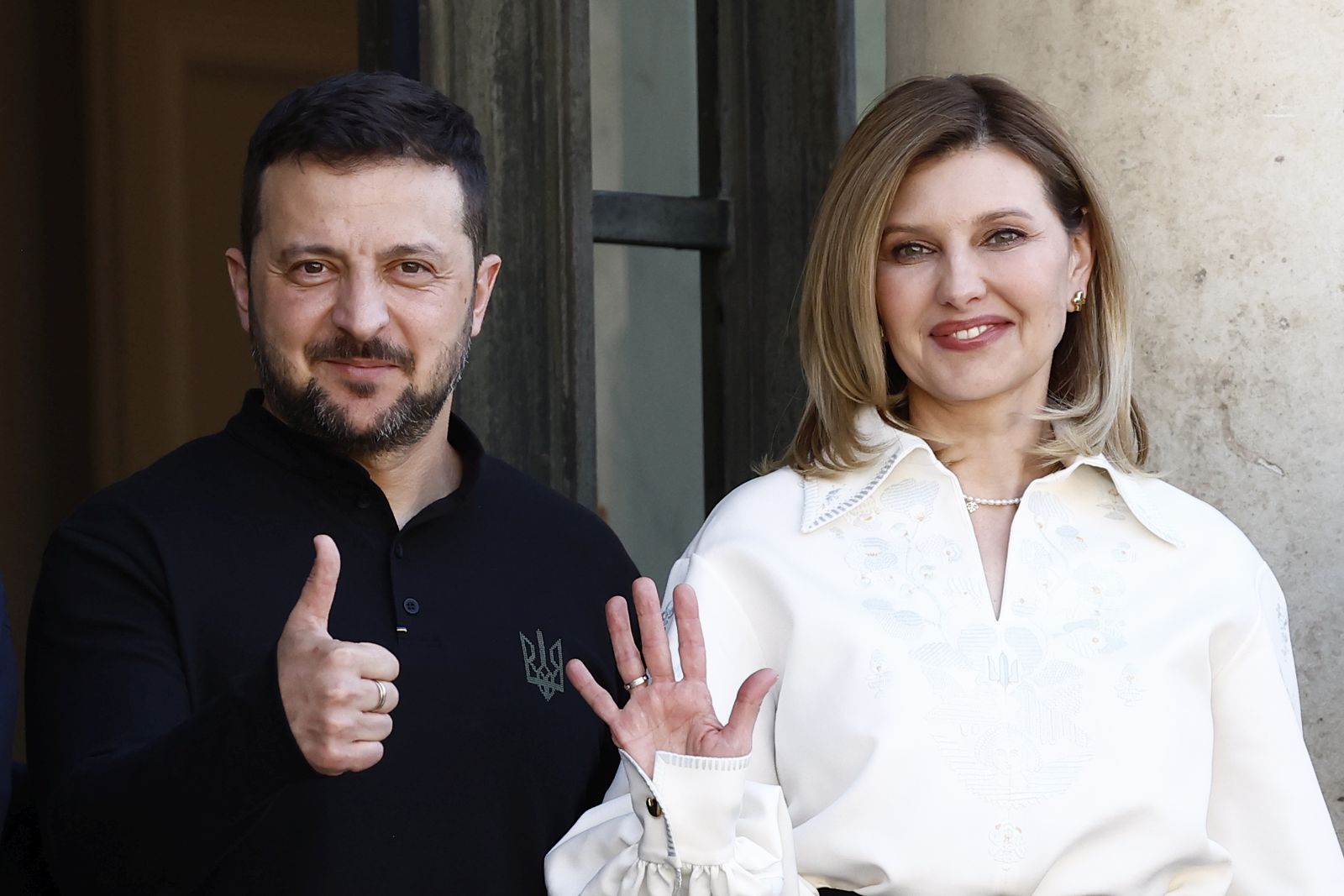 epa11395969 Ukrainian President Volodymyr Zelensky (L) and his wife Olena Zelenska (R) gesture upon their arrival at the Elysee Palace to meet with French President Emmanuel Macron and Brigittte Macron, in Paris, France, 07 June 2024. Zelensky arrived in France on 06 June to attend the commemorations of the 80th anniversary of D-Day in Normandy.  EPA/YOAN VALAT