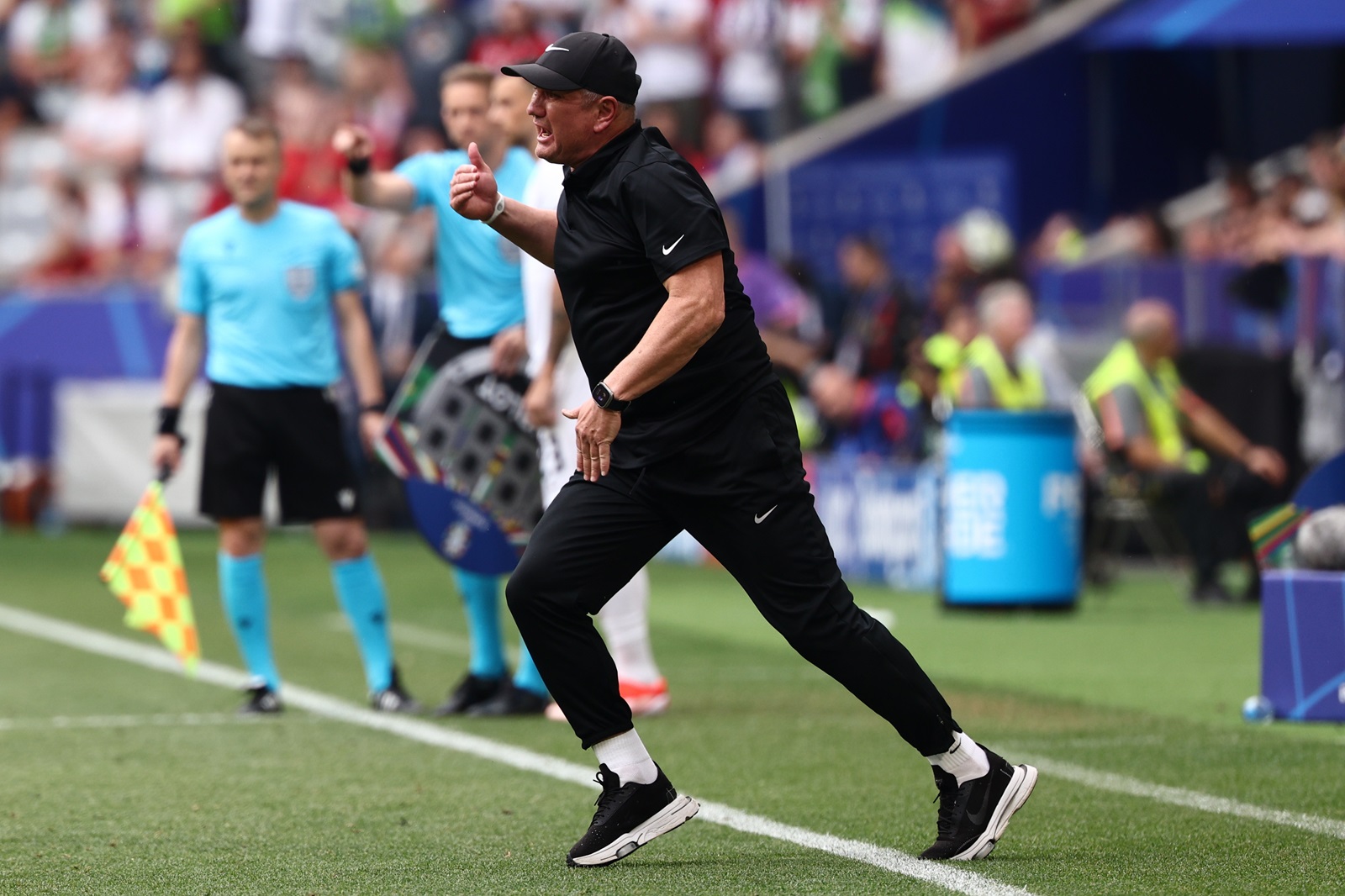 epa11425483 Head coach Matjaz Kek of Slovenia gestures from inside the pitch during the UEFA EURO 2024 Group C soccer match between Slovenia and Serbia, in Munich, Germany, 20June 2024.  EPA/ANNA SZILAGYI