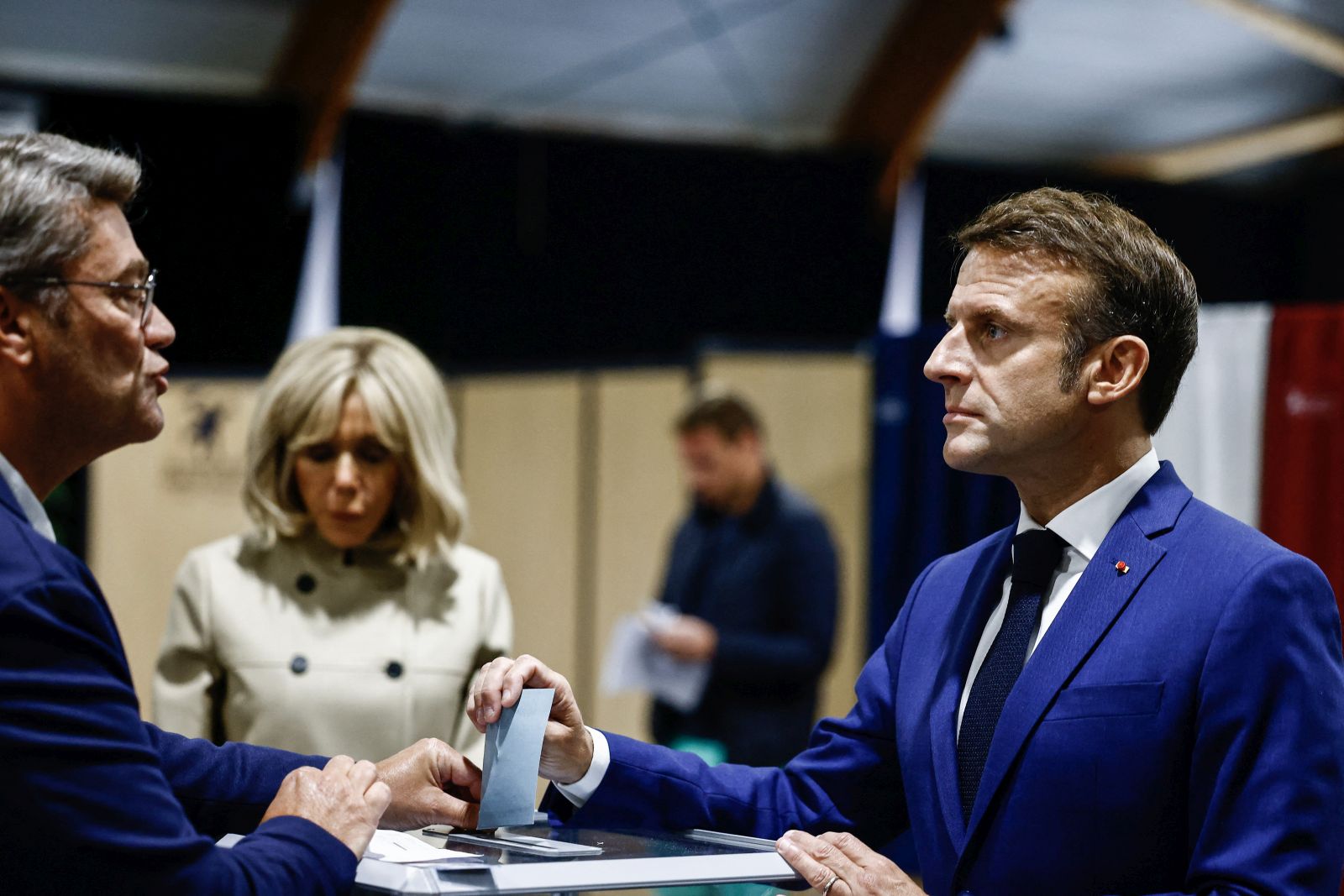 epa11446894 French President Emmanuel Macron (R), next to his wife Brigitte Macron (C), casts his ballot in the first round of the early French parliamentary elections, in Le Touquet-Paris-Plage, northern France, 30 June 2024. France on 30 June holds the first round of snap parliamentary elections called by President Emmanuel Macron, after dissolving the National Assembly on 09 June 2024.  EPA/YARA NARDI / POOL  MAXPPP OUT