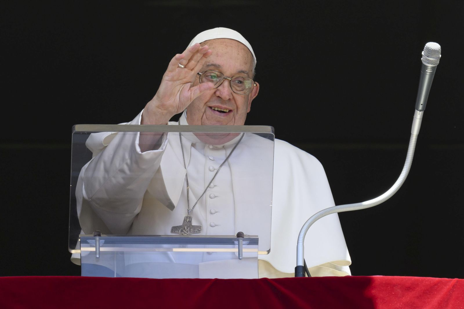 epa11446937 A handout picture provided by the Vatican Media shows Pope Francis leading the Angelus prayer from the window of his office overlooking Saint Peter's Square, Vatican City, 30 June 2024.  EPA/VATICAN MEDIA HANDOUT  HANDOUT EDITORIAL USE ONLY/NO SALES HANDOUT EDITORIAL USE ONLY/NO SALES