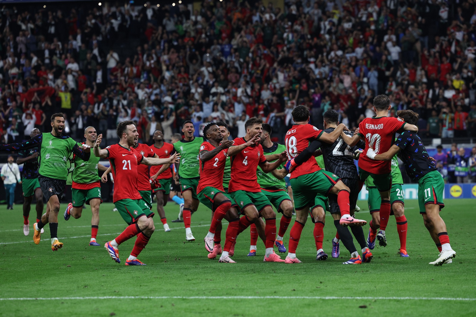 epa11451369 Portugal`s players celebrate winning the UEFA EURO 2024 Round of 16 soccer match between Portugal and Slovenia, in Frankfurt Main, Germany, 01 July 2024.  EPA/MIGUEL A. LOPES