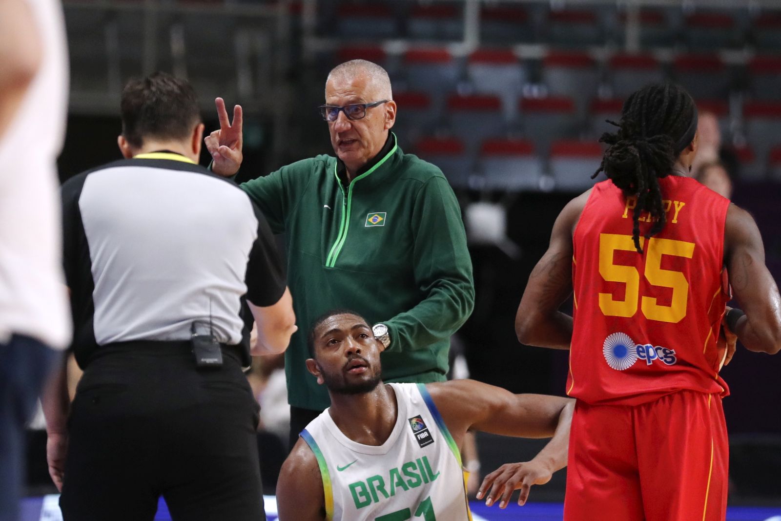 epa11452454 Head coach of Brazil Aleksandar Petrovic (C) argues with referee (L) during the FIBA Olympic Qualifying Tournament group B match Brazil vs Montenegro in Riga, Latvia, 02 July 2024.  EPA/TOMS KALNINS