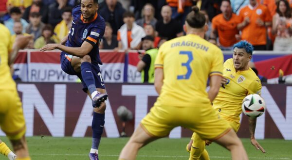 epa11452878 Cody Gakpo (L) of the Netherlands scores the 1-0 lead during the UEFA EURO 2024 Round of 16 soccer match between Romania and Netherlands, in Munich, Germany, 02 July 2024.  EPA/RONALD WITTEK