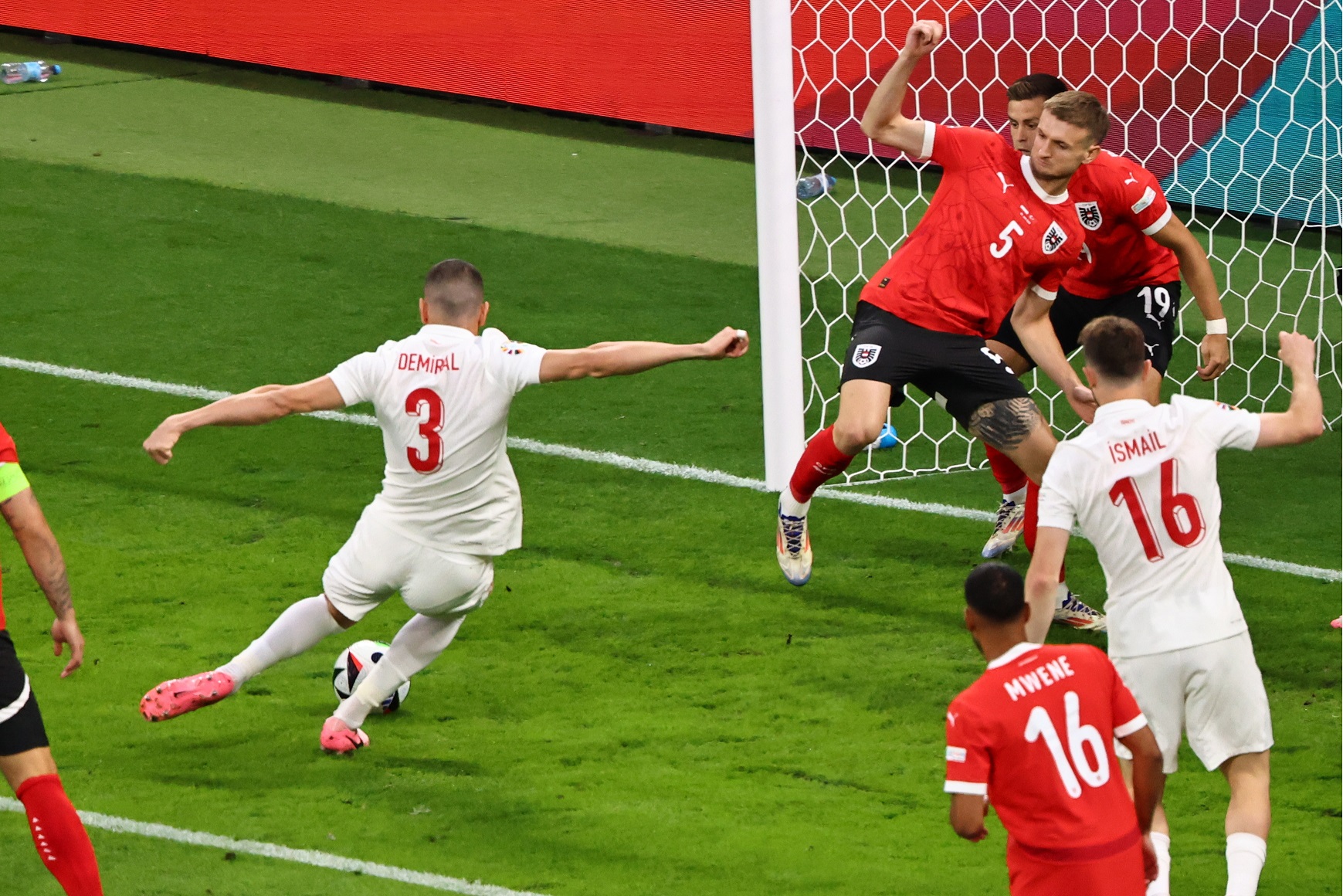 epa11453461 Merih Demiral (L) of Turkey scores the 1-0 goal during the UEFA EURO 2024 Round of 16 soccer match between Austria and Turkey, in Leipzig, Germany, 02 July 2024.  EPA/HANNIBAL HANSCHKE