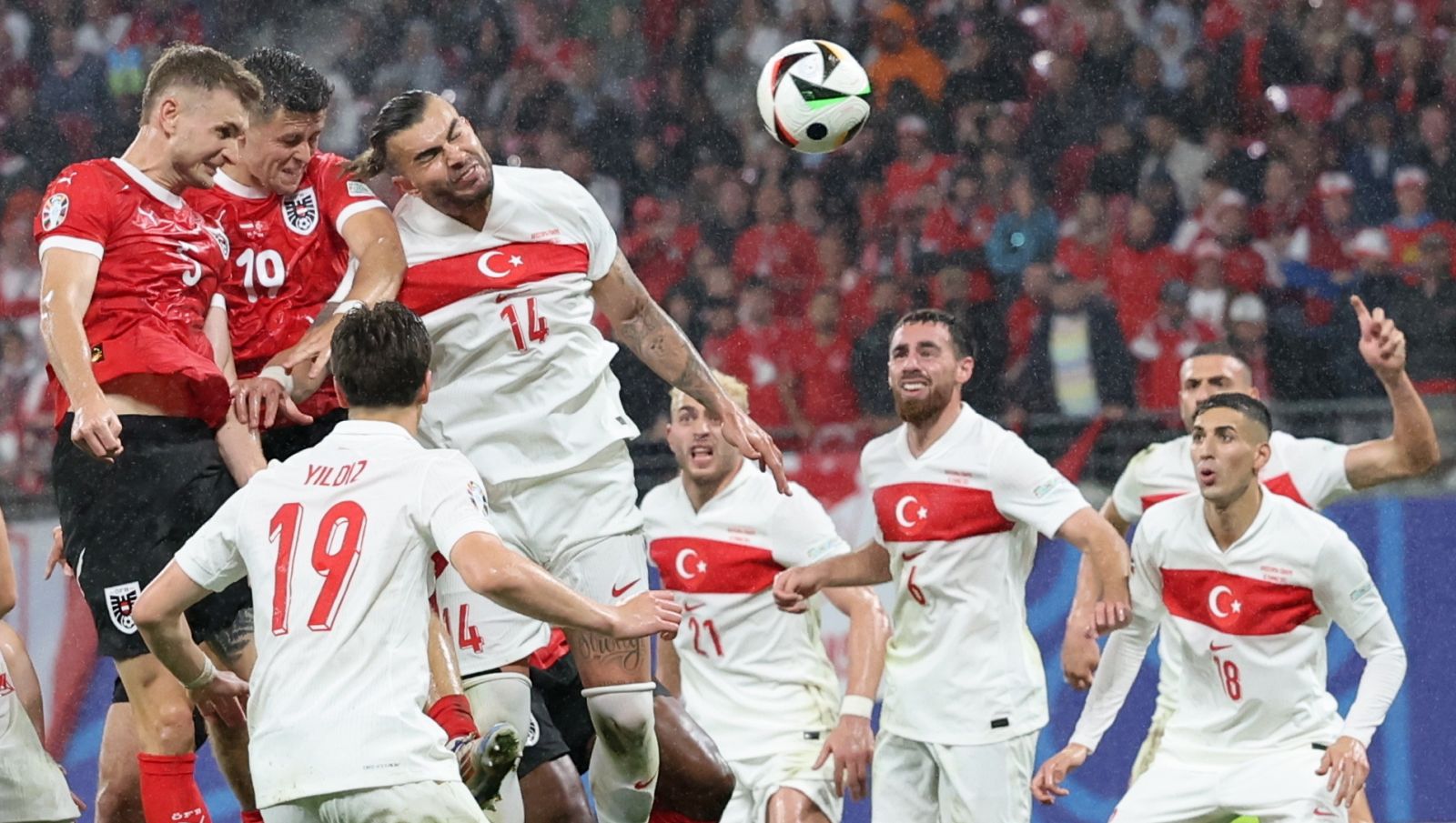 epa11453725 Stefan Posch (L) of Austria goes for a header during the UEFA EURO 2024 Round of 16 soccer match between Austria and Turkey, in Leipzig, Germany, 02 July 2024.  EPA/ABEDIN TAHERKENAREH