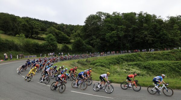 epa11456808 The peloton in action during the sixth stage of the 2024 Tour de France cycling race over 163km from Macon to Dijon, France, 04 July 2024.  EPA/GUILLAUME HORCAJUELO