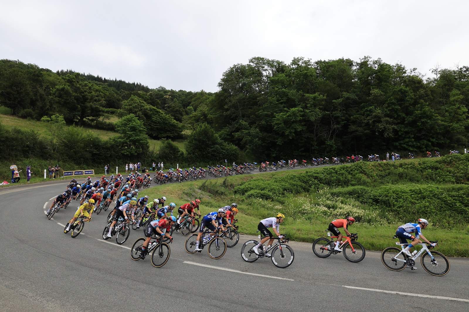 epa11456808 The peloton in action during the sixth stage of the 2024 Tour de France cycling race over 163km from Macon to Dijon, France, 04 July 2024.  EPA/GUILLAUME HORCAJUELO