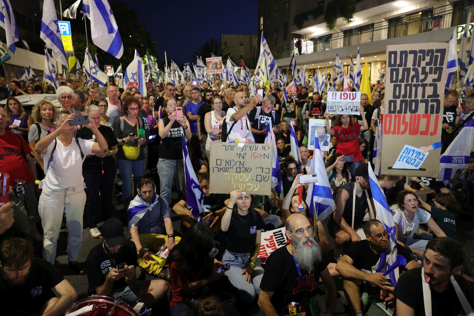 epa11457757 Anti-government protesters gather outside the residence of Israeli Prime Minister Benjamin Netanyahu in Jerusalem, 04 July 2024. Thousands of demonstrators gathered in Jerusalem to call for the dissolution of the government and for early elections, as well as for the immediate release of all hostages.  EPA/ABIR SULTAN