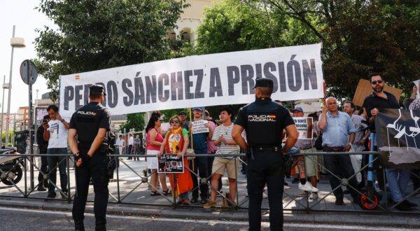 epa11458527 People hold a banner reading 'Pedro Sanchez ToJ ail' as they attend a rally against Begona Gomez, wife of Spanish Prime Minister Pedro Sanchez, near the Examining Magistrate's Court Number 41 in Madrid, Spain, 05 July 2024. Begona Gomez (unseen), is to testify before judge Juan Carlos Peinado in an inquiry to determinate if Gomez allegedly is involved in influence peddling offense and corruption in business in connection to several public contracts allocated to businessman Juan Carlos Barrabes.  EPA/Mariscal