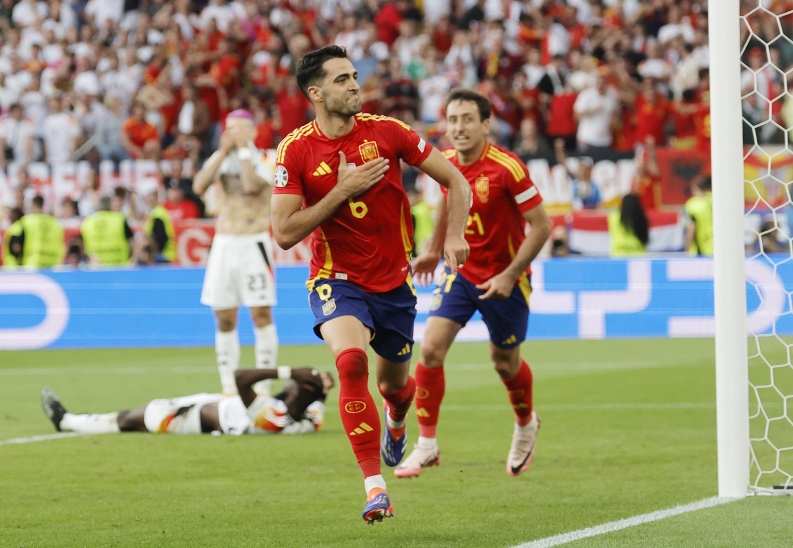 epa11460412 Mikel Merino of Spain celebrates scoring the 2-1 goal during the UEFA EURO 2024 quarter-finals soccer match between Spain and Germany, in Stuttgart, Germany, 05 July 2024.  EPA/RONALD WITTEK