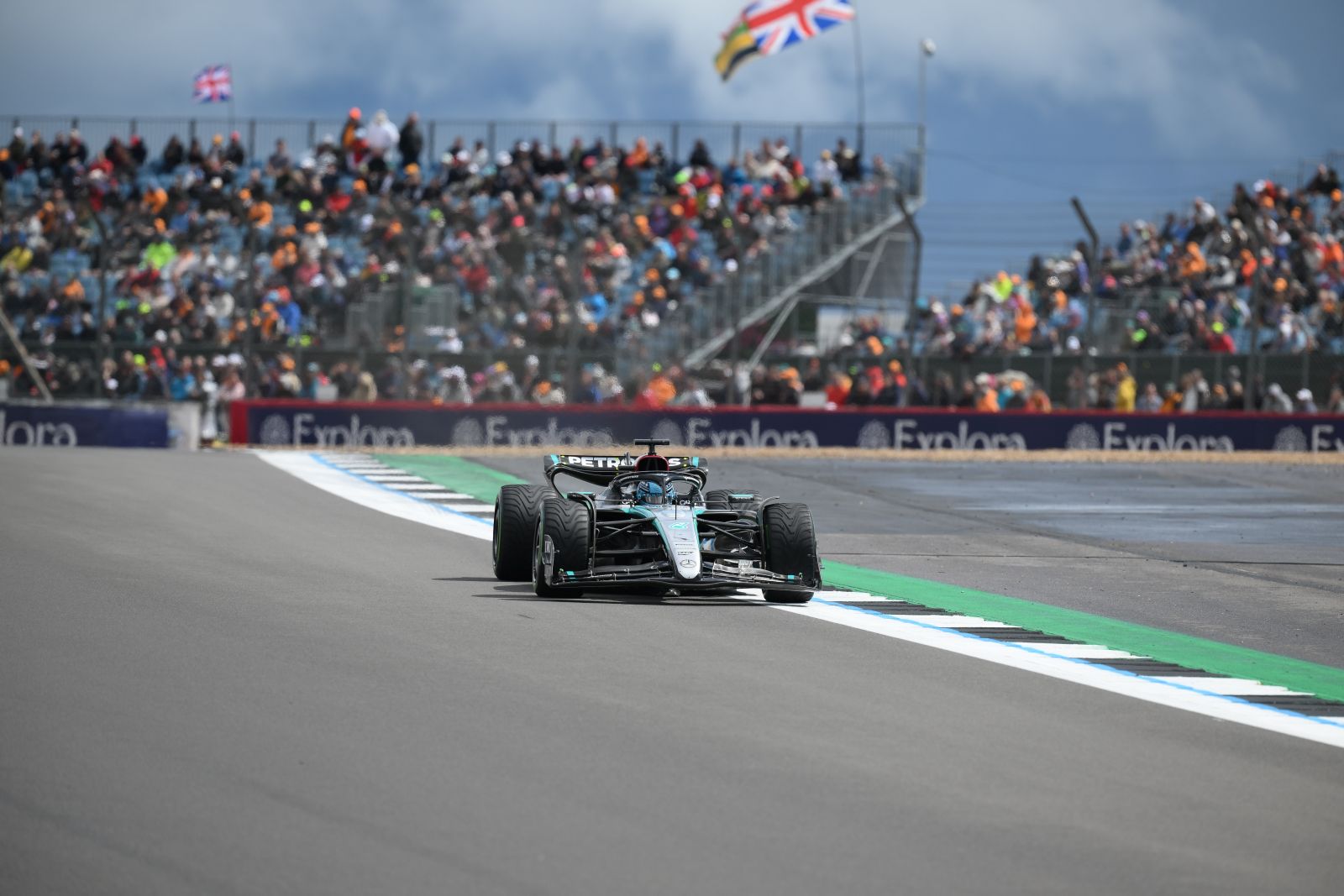 epa11462300 Mercedes driver George Russell of Britain in action during the Qualifying for the Formula One British Grand Prix, Towcester, Britain, 06 July 2024. The 2024 Formula 1 British Grand Prix is held on the Silverstone Circuit racetrack on 07 July.  EPA/PETER POWELL