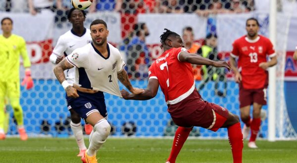 epa11462872 Kyle Walker of England (L) and Breel Embolo of Switzerland in action during the UEFA EURO 2024 quarter-finals soccer match between England and Switzerland, in Dusseldorf, Germany, 06 July 2024.  EPA/RONALD WITTEK