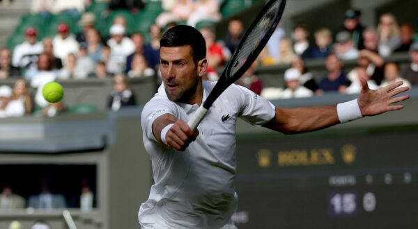 epa11463210 Novak Djokovic of Serbia in action during the Men's 3rd round match against Alexei Popyrin of Australia at the Wimbledon Championships, Wimbledon, Britain, 06 July 2024.  EPA/ADAM VAUGHAN  EDITORIAL USE ONLY