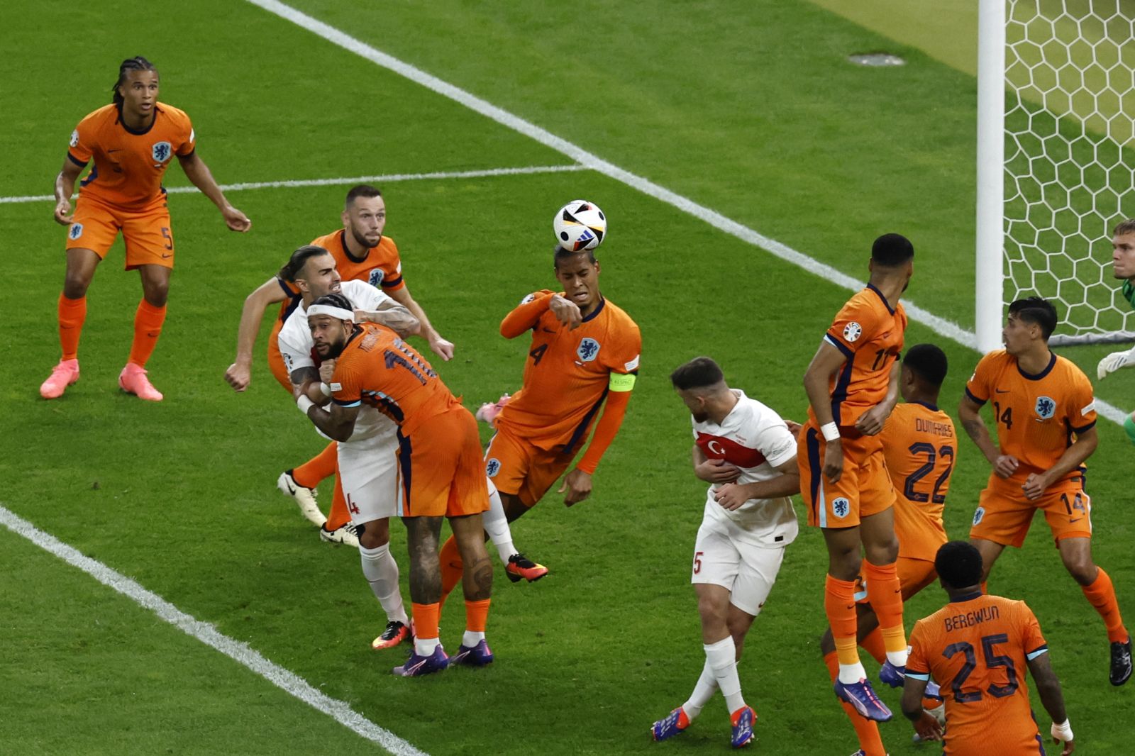 epa11463620 Virgil van Dijk of the Netherlands (C) in action during the UEFA EURO 2024 quarter-finals soccer match between Netherlands and Turkey, in Berlin, Germany, 06 July 2024.  EPA/ROBERT GHEMENT