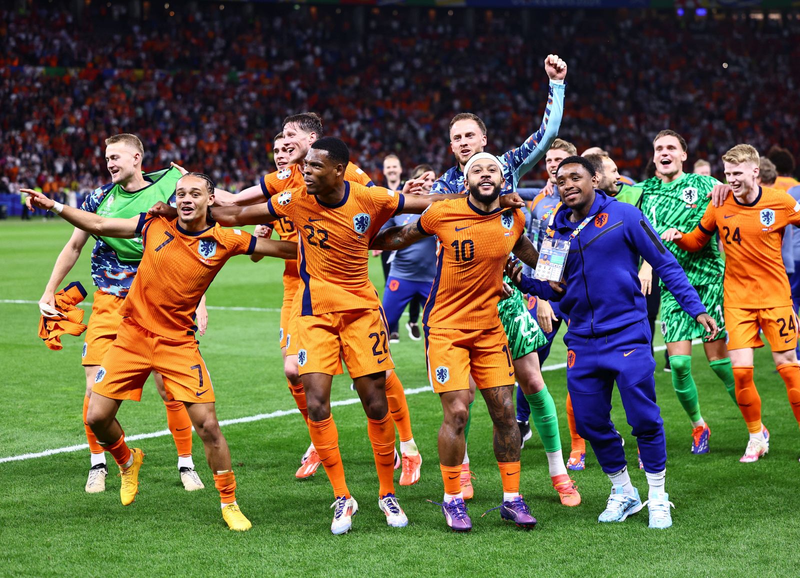 epa11463997 Netherlands players celebrate with supporters after winning the UEFA EURO 2024 quarter-finals soccer match between Netherlands and Turkey, in Berlin, Germany, 06 July 2024.  EPA/FILIP SINGER