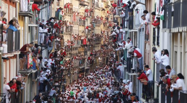 epa11464325 People gather during the running of the bulls of San Fermin festival (known as 'Sanfermines') in Pamplona, northern Spain, 07 July 2024. The San Fermin festival 2024 runs from 06 to 14 July, with the running of the bulls as main event.  EPA/VILLAR LOPEZ