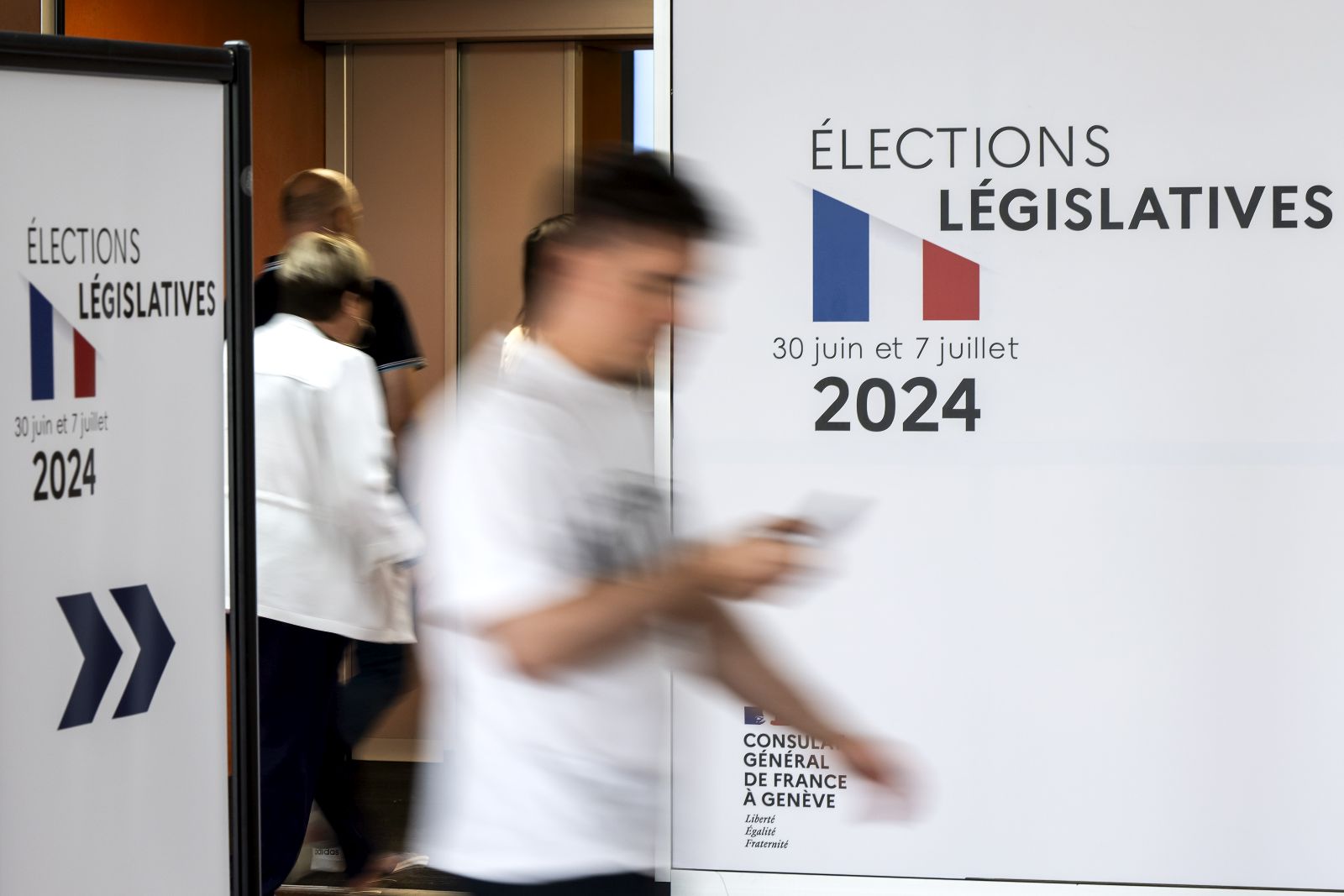 epa11464677 French people living in Switzerland arrive to vote during the second round of French legislative elections at the polling station 'Palexpo' in Geneva, Switzerland, 07 July 2024. After the first round of legislative elections, where the far-right party le Rassemblement National (RN) came ahead, the country votes again on 07 July for the second round with results expected at about 20h00 local time.  EPA/MARTIAL TREZZINI