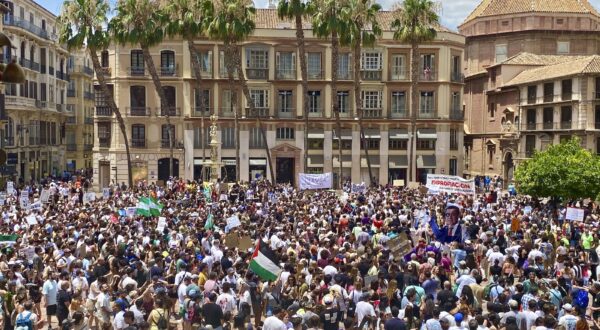 epa11444682 Residents take part in a protest to demand their 'right to have a home' and against mass tourism in Malaga, Spain, 29 June 2024.  EPA/MARIA ALONSO