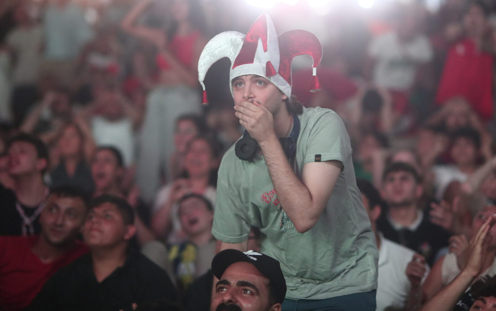 epa11453633 Turkey supporters cheer as they watch a public screening of the UEFA EURO 2024 Round of 16 match between Turkey and Austria, in Istanbul, Turkey, 02 June 2024.  EPA/ERDEM SAHIN