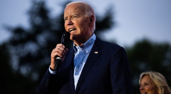 epa11458251 US President Joe Biden speaks during a Fourth of July celebration on the South Lawn of the White House in Washington, DC, USA, 04 July 2024. Biden's reelection campaign limped into the US Independence Day holiday, exhausted by a week of the incumbent clawing to maintain his hold on his party's nomination.  EPA/TIERNEY L. CROSS / POOL