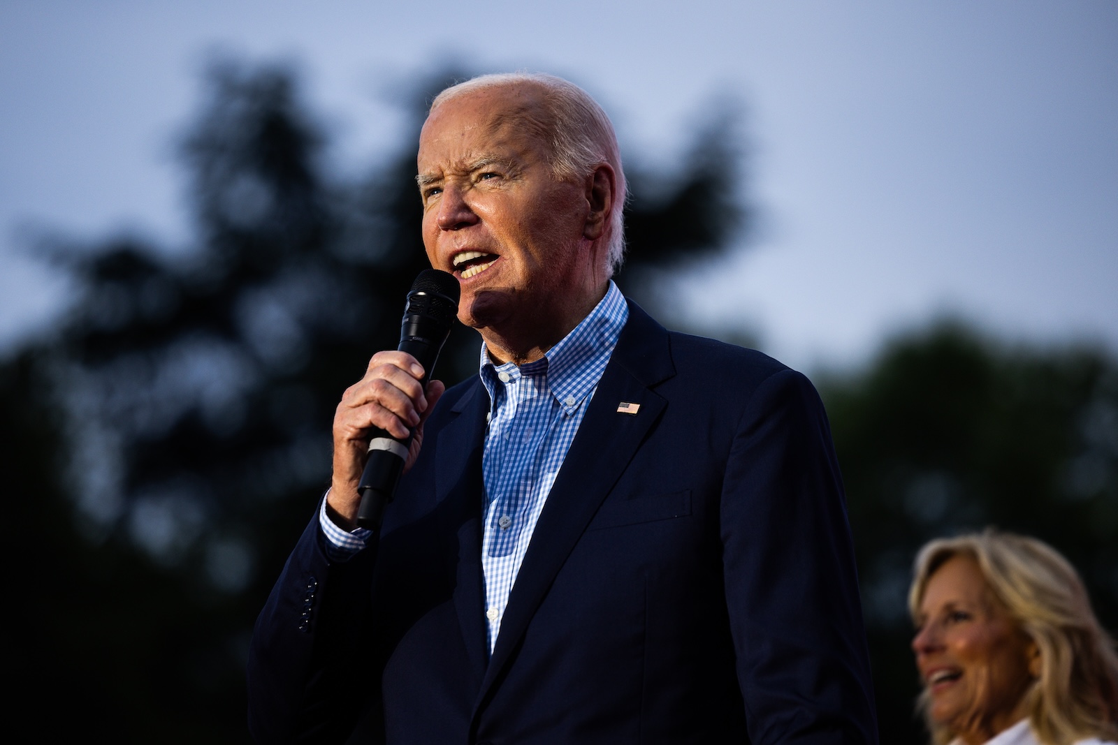 epa11458251 US President Joe Biden speaks during a Fourth of July celebration on the South Lawn of the White House in Washington, DC, USA, 04 July 2024. Biden's reelection campaign limped into the US Independence Day holiday, exhausted by a week of the incumbent clawing to maintain his hold on his party's nomination.  EPA/TIERNEY L. CROSS / POOL