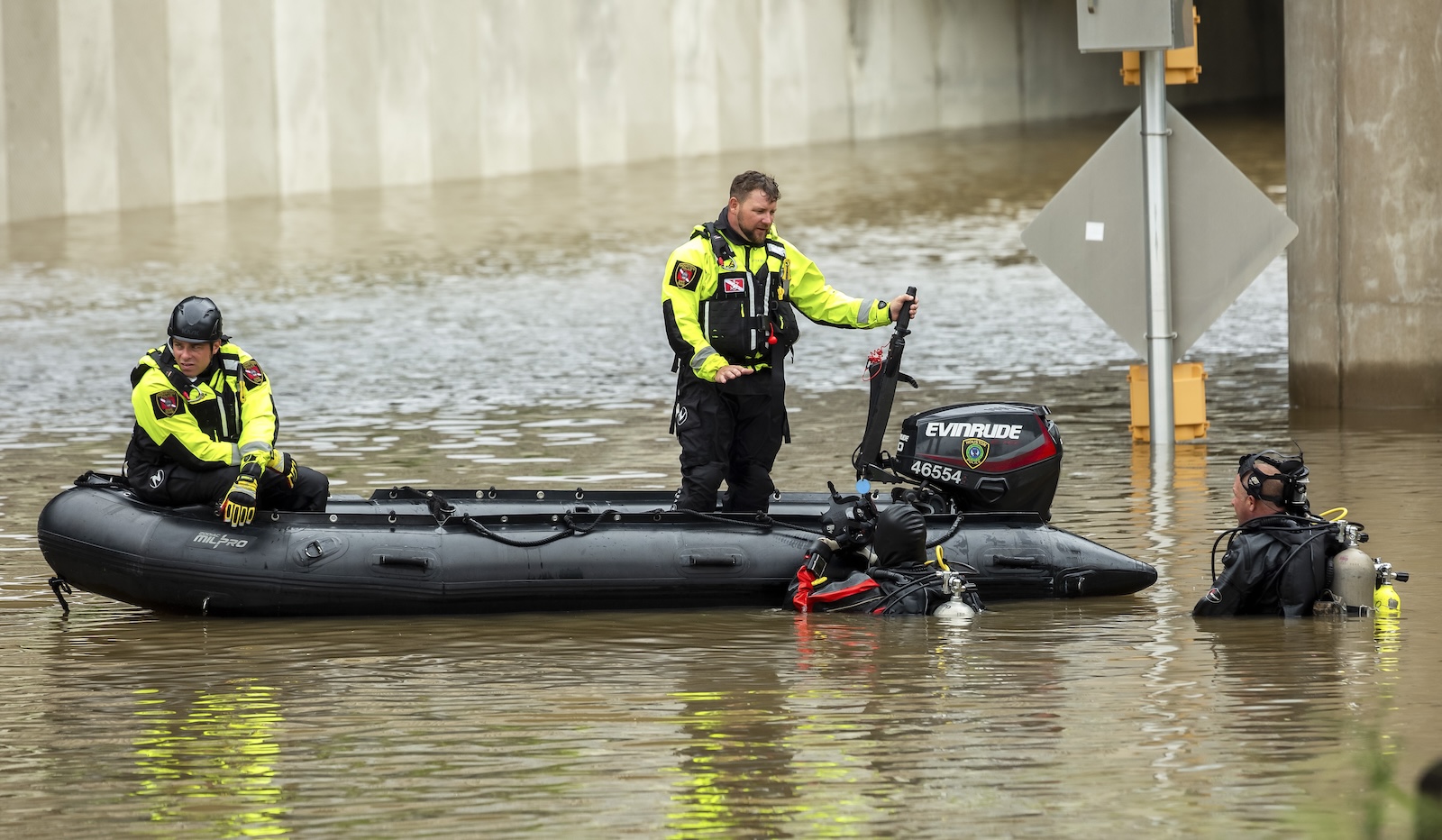 epa11467484 A Houston police department dive team check for people trapped on a street flooded by heavy rain from Hurricane Beryl in Houston, Texas, USA, 08 July 2024. The storm, which already caused widespread damage last week in the Caribbean, was downgraded to a tropical storm as it passed over the Gulf of Mexico before regaining strength into a hurricane.  EPA/CARLOS RAMIREZ