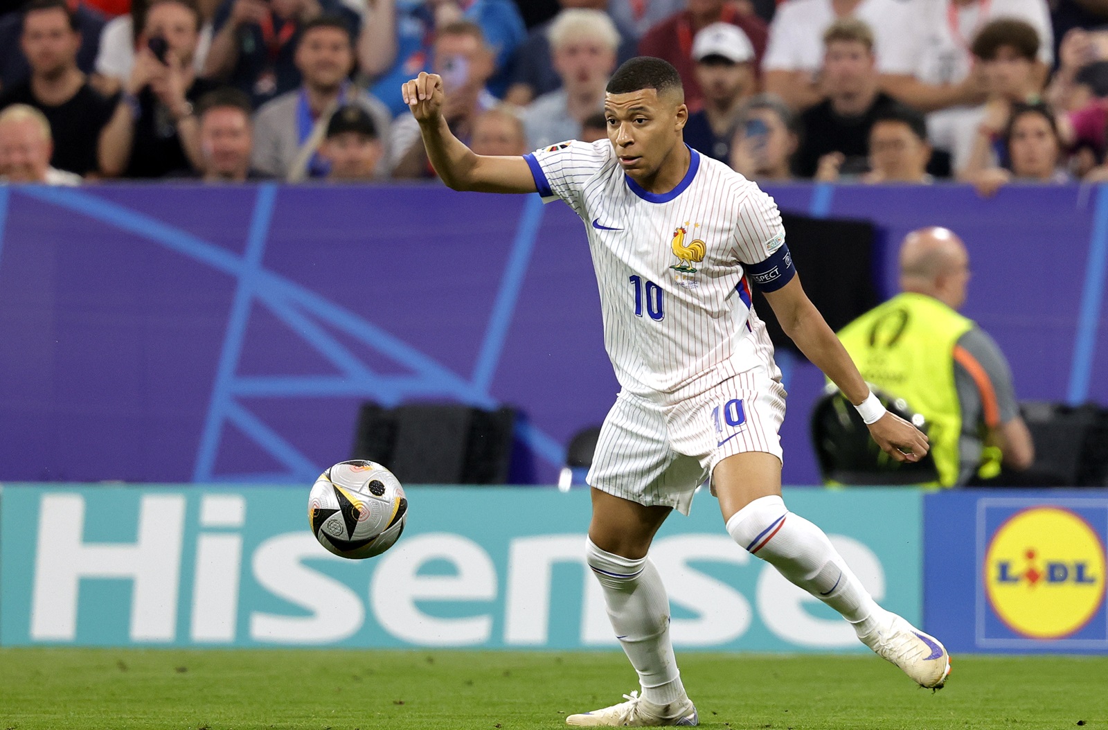 epa11468899 Kylian Mbappe of France in action during the UEFA EURO 2024 semi-finals soccer match between Spain and France in Munich, Germany, 09 July 2024.  EPA/RONALD WITTEK