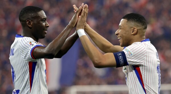 epa11468853 Randal Kolo Muani of France (L) celebrates with Kylian Mbappe of France scoring the 1-0 during the UEFA EURO 2024 semi-finals soccer match between Spain and France in Munich, Germany, 09 July 2024.  EPA/RONALD WITTEK