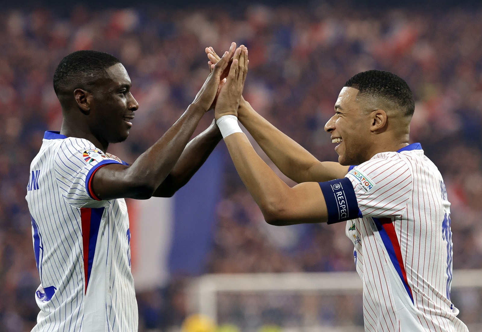 epa11468853 Randal Kolo Muani of France (L) celebrates with Kylian Mbappe of France scoring the 1-0 during the UEFA EURO 2024 semi-finals soccer match between Spain and France in Munich, Germany, 09 July 2024.  EPA/RONALD WITTEK