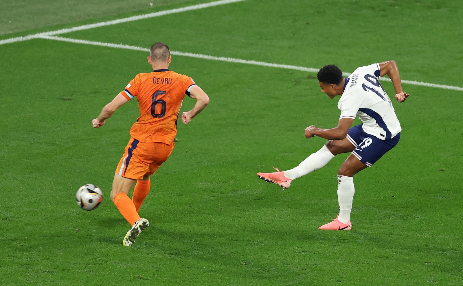 epa11471465 Oliver Watkins (R) of England scoring his team's second goal during the UEFA EURO 2024 semi-finals soccer match between Netherlands and England, in Dortmund, Germany, 10 July 2024.  EPA/GEORGI LICOVSKI