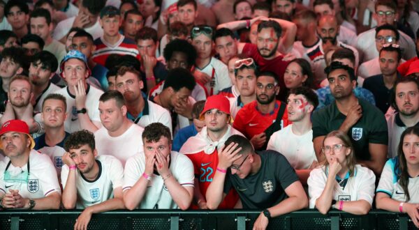 epa11478778 England fans react to their team's loss as they watch a public screening of the UEFA EURO 2024 final Spain vs England in the Boxpark Fan Zone in London, Britain, 14 July 2024.  EPA/ANDY RAIN