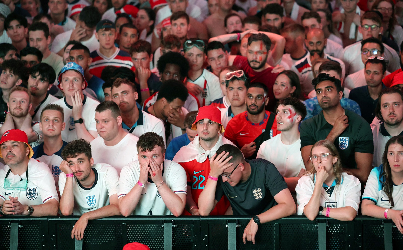 epa11478778 England fans react to their team's loss as they watch a public screening of the UEFA EURO 2024 final Spain vs England in the Boxpark Fan Zone in London, Britain, 14 July 2024.  EPA/ANDY RAIN