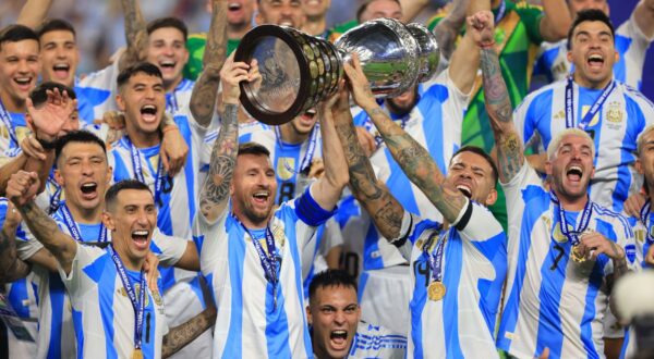 epa11479353 Argentina's Lionel Messi raises the trophy after winning the CONMEBOL Copa America 2024 final against Colombia, in Miami Gardens, Florida, USA, 14 July 2024. Argentina won 1-0 after a goal by striker Lautaro Martinez in extra time.  EPA/CRISTOBAL HERRERA-ULASHKEVICH