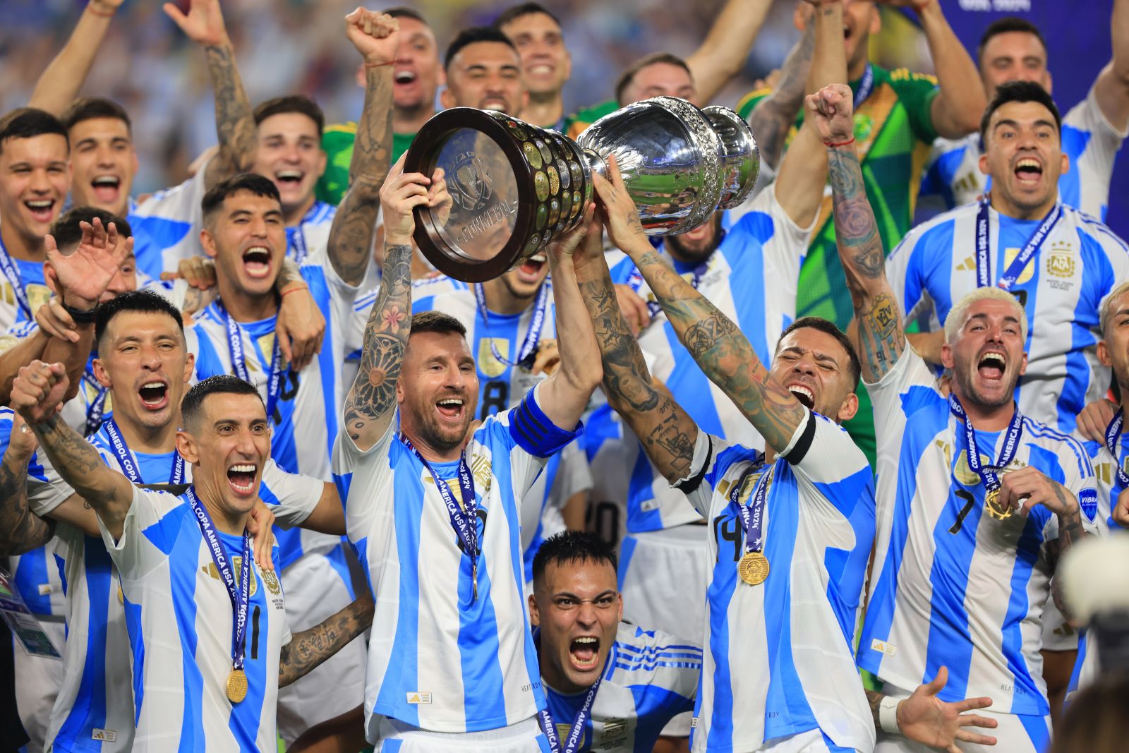 epa11479353 Argentina's Lionel Messi raises the trophy after winning the CONMEBOL Copa America 2024 final against Colombia, in Miami Gardens, Florida, USA, 14 July 2024. Argentina won 1-0 after a goal by striker Lautaro Martinez in extra time.  EPA/CRISTOBAL HERRERA-ULASHKEVICH