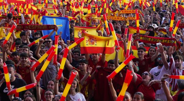 epa11479478 Soccer fans celebrate Spain's victory in the UEFA Euro 2024 final match against England, in Gijon, Spain, 14 July 2024 (issued 15 July 2024).  EPA/Paco Paredes