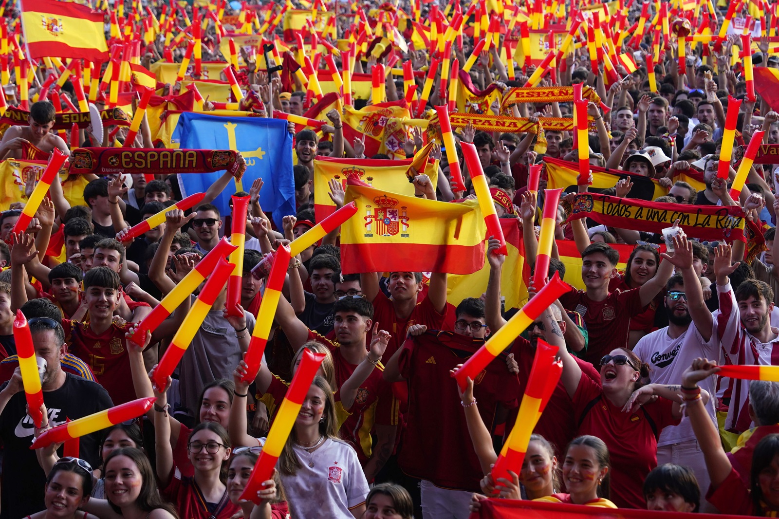 epa11479478 Soccer fans celebrate Spain's victory in the UEFA Euro 2024 final match against England, in Gijon, Spain, 14 July 2024 (issued 15 July 2024).  EPA/Paco Paredes