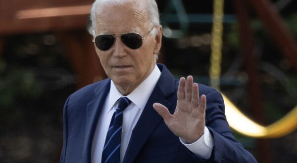 epa11480543 US President Joe Biden waves as he walks across the South Lawn to depart the White House by Marine One, in Washington, DC, USA, 15 July 2024. Biden travels to Las Vegas, Nevada.  EPA/MICHAEL REYNOLDS