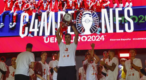 epa11480642 Spain's national soccer team midfielder Rodri Hernandez (C) celebrates the UEFA EURO 2024 victory at the Cibeles square in Madrid, Spain, 15 July 2024. Spain defeated England by 2-1 in the final of the 2024 European Championship in Germany on 14 July 2024.  EPA/JP GANDUL