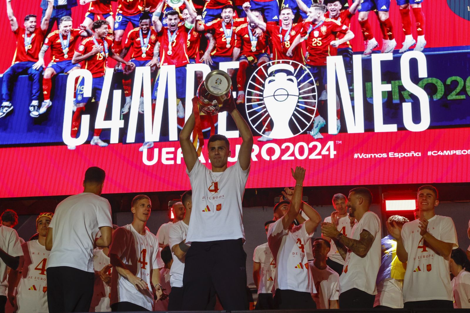 epa11480642 Spain's national soccer team midfielder Rodri Hernandez (C) celebrates the UEFA EURO 2024 victory at the Cibeles square in Madrid, Spain, 15 July 2024. Spain defeated England by 2-1 in the final of the 2024 European Championship in Germany on 14 July 2024.  EPA/JP GANDUL