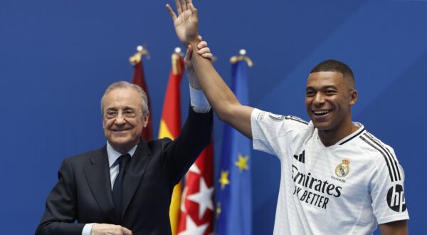 epaselect epa11481277 Real Madrid's President Florentino Perez (L) stands next to French soccer player Kylian Mbappe (R) during his presentation as Real Madrid's newest team member, at Santiago Bernabeu Stadium in Madrid, Spain, 16 July 2024. With the number 9 on his back, the Paris-born captain of the French national team said the move to the Bernabeu was a dream come true.  EPA/Chema Moya