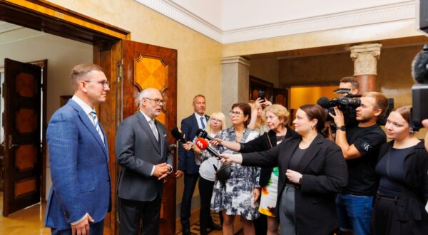 epa11481624 A handout photo made available by the Office of the President of the Republic of Estonia shows Estonian President Alar Karis (2-L) and Minister of Climate Kristen Michal (L) speaking with media during their meeting in Tallinn, Estonia, 16 July 2024. President Karis tasked Michal with forming a new government. Michal will succeed Kaja Kallas, who has led the Estonian government since January 2021. Kallas, who resigned on 15 July, is expected to become European Union's foreign policy chief.  EPA/ARNO MIKKOR HANDOUT HANDOUT EDITORIAL USE ONLY/NO SALESHANDOUT EDITORIAL USE ONLY/NO SALES