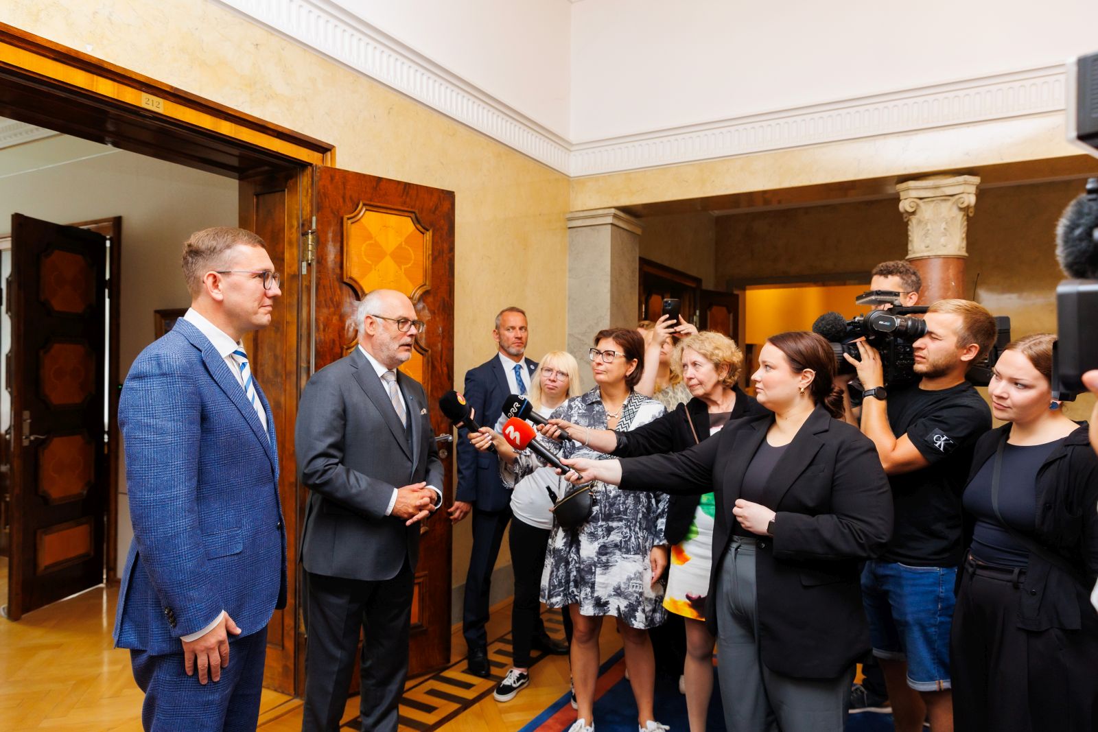 epa11481624 A handout photo made available by the Office of the President of the Republic of Estonia shows Estonian President Alar Karis (2-L) and Minister of Climate Kristen Michal (L) speaking with media during their meeting in Tallinn, Estonia, 16 July 2024. President Karis tasked Michal with forming a new government. Michal will succeed Kaja Kallas, who has led the Estonian government since January 2021. Kallas, who resigned on 15 July, is expected to become European Union's foreign policy chief.  EPA/ARNO MIKKOR HANDOUT HANDOUT EDITORIAL USE ONLY/NO SALESHANDOUT EDITORIAL USE ONLY/NO SALES